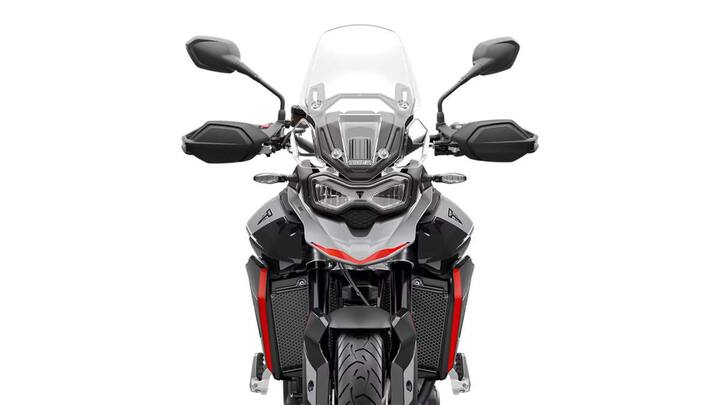 ट्रायम्फ टाइगर 900 में ब्लूटूथ कनेक्टिविटी के साथ 7-इंच की TFT स्क्रीन लगी है, जिससे फोन में SMS या कॉल आने पर बाइक की स्क्रीन पर जानकारी मिल जाएगी.
