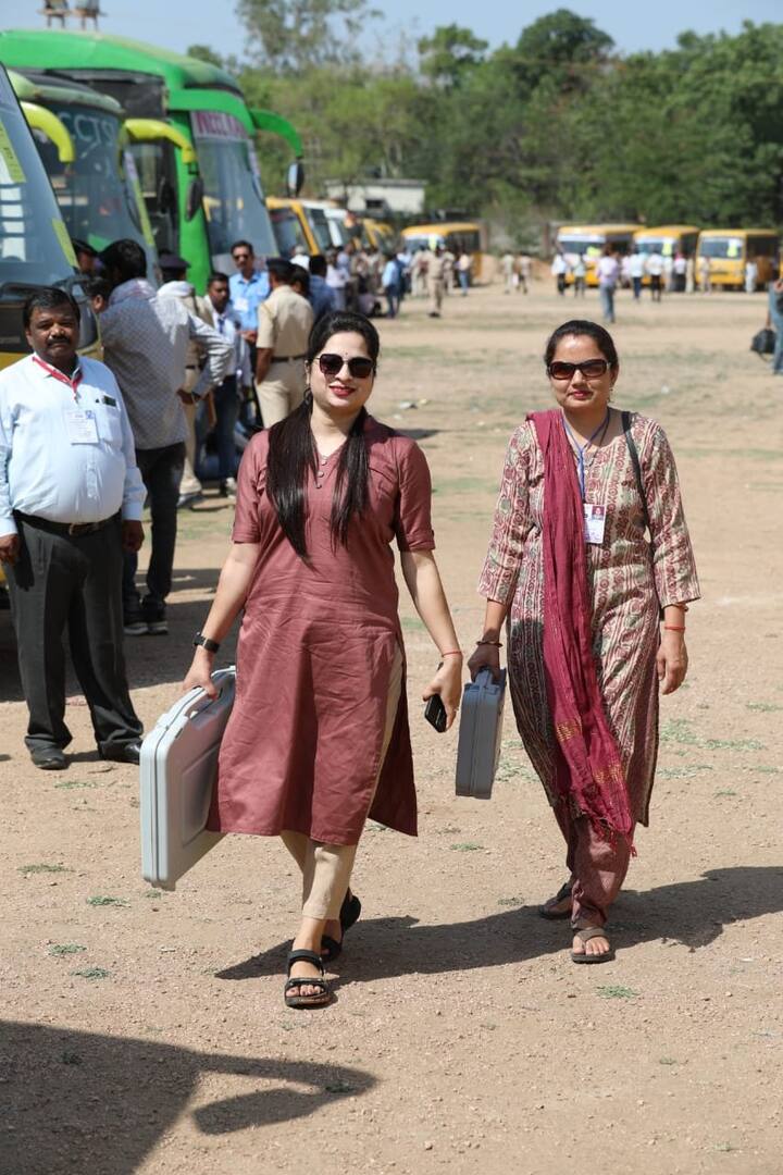 मध्य प्रदेश में की 29 में से 6 लोकसभा सीटों पर वोटिंग को लेकर तैयारी पूरी कर ली गई है. ईवीएम के साथ मतदान कर्मी अपने पोलिंग बूथ पर पहुंच चुके हैं.