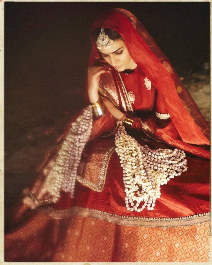 Kriti Sanon Photo: વારાણસીના નમો ઘાટ પર ફેમસ ફેશન ડિઝાઈનર મનીષ મલ્હોત્રાના કલેક્શનને રેમ્પ અપ કરનારી ફેમસ બોલિવૂડ એક્ટ્રેસ કૃતિ સેનને સોશિયલ મીડિયા પર તેના કેટલાક ફોટો શેર કર્યા છે, જેમાં તેની સાથે રણવીર સિંહ પણ જોઈ શકાય છે.