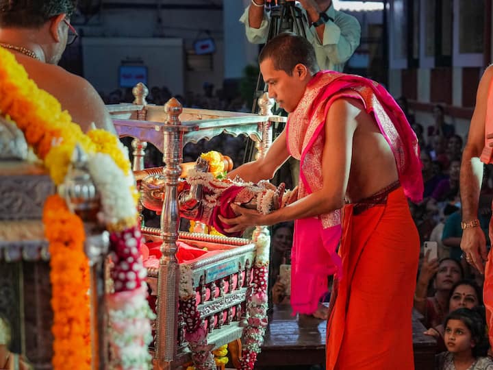 Mumbai: A priest brings an idol of 'Ram Lalla' before performing 'pooja' at Ram Mandir on the occasion of the Ram Navami festival. (Image source: PTI Images)