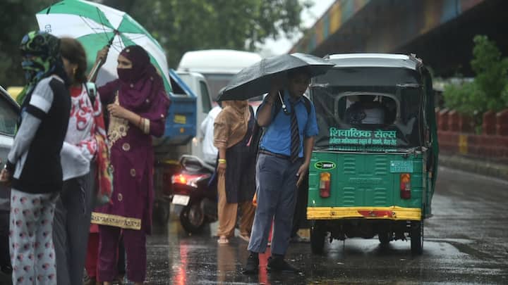 Rain Alert: आईएमडी ने बताया कि पूर्वोत्तर भारत में 17-21 अप्रैल के दौरान बिजली के साथ हल्की से मध्यम बारिश हो सकती है. इसके अलावा कुछ जगहों पर भारी वर्षा होने की संभावना है.