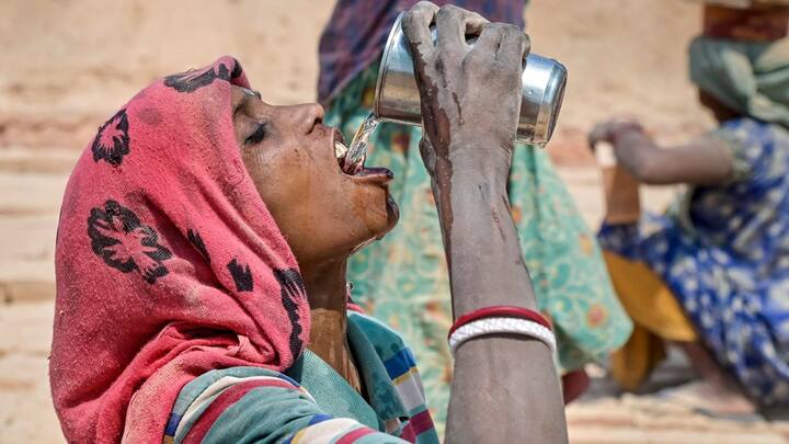 তবে পশ্চিমের জেলাগুলির জন্য আশঙ্কার কথা শুনিয়েছে আবহাওয়া দফতর। পশ্চিমের জেলাগুলিতে তীব্র তাপপ্রবাহের পরিস্থিতি হতে পারে।