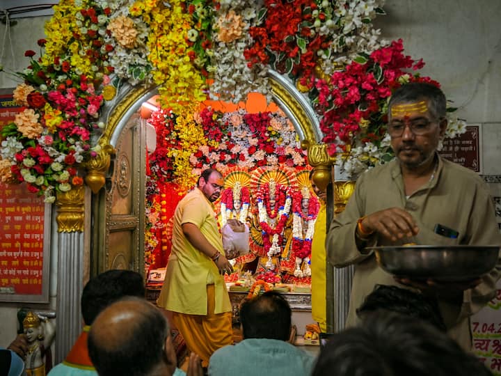 New Delhi: Priests perform Rituals at the Gauri Shankar Temple on the occasion of the Ram Navami festival. (Image source: PTI Images)