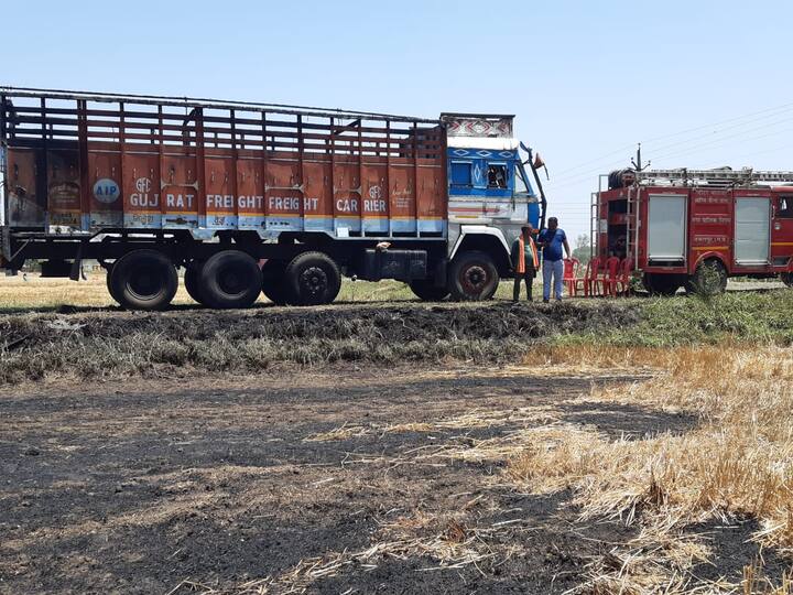 मध्य प्रदेश की जबलपुर में ईवीएम लोड ट्रक में आग लगने की खबर से हड़कंप मच गया. यह खबर सोशल मीडिया पर तेजी से वायरल होने लगी. जबलपुर से लेकर भोपाल और दिल्ली तक के निर्वाचन दफ्तर में इस खबर को लेकर पूछताछ शुरू हो गई.