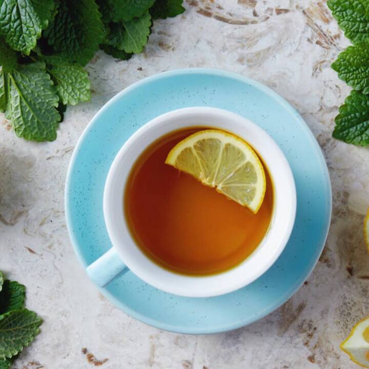 ਗਰਮੀਆਂ 'ਚ ਤੁਸੀਂ ਆਪਣੀ ਡਾਈਟ 'ਚ ਲੈਮਨ ਬਾਮ ਟੀ ਨੂੰ ਸ਼ਾਮਲ ਕਰ ਸਕਦੇ ਹੋ। ਇਸ ਦੇ ਪੱਤੇ ਪੁਦੀਨੇ ਵਰਗੇ ਹੁੰਦੇ ਹਨ ਅਤੇ ਨਿੰਬੂ ਵਰਗੀ ਹਲਕੀ ਖੁਸ਼ਬੂ ਹੁੰਦੀ ਹੈ। ਇਹ ਇੱਕ ਤਰ੍ਹਾਂ ਦੀ ਜੜੀ ਬੂਟੀ ਹੈ, ਜੋ ਭੁੱਖ ਵਧਾਉਣ ਦੇ ਨਾਲ-ਨਾਲ ਬਦਹਜ਼ਮੀ, ਗੈਸ ਬਲੋਟਿੰਗ ਆਦਿ ਸਮੱਸਿਆਵਾਂ ਵਿੱਚ ਵੀ ਫਾਇਦੇਮੰਦ ਹੈ। ਇਸ ਤੋਂ ਇਲਾਵਾ ਇਹ ਚਾਹ ਨੀਂਦ ਨੂੰ ਵਧਾਉਂਦੀ ਹੈ ਅਤੇ ਤਣਾਅ ਨੂੰ ਘਟਾ ਕੇ ਖੁਸ਼ਹਾਲ ਮੂਡ ਨੂੰ ਵਧਾਉਣ ਵਿਚ ਵੀ ਮਦਦਗਾਰ ਹੈ।