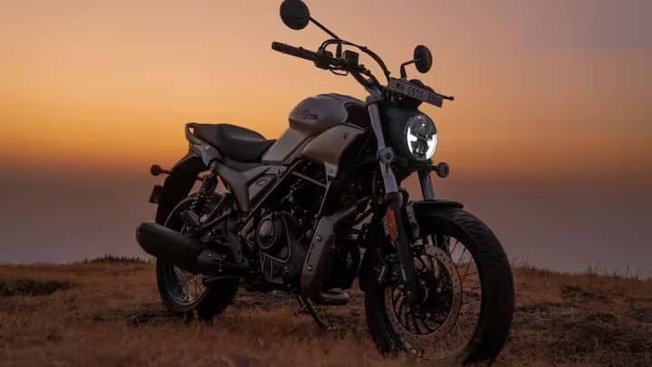 Hero Mavrick 440: Hero MotoCorp એ તેની નવી બાઇક Maverick 440ની ડિલિવરી શરૂ કરી દીધી છે. કંપનીએ આ બાઇકને 15 એપ્રિલે જ ભારતીય બજારમાં લૉન્ચ કરી હતી. આ બાઇકના ત્રણ વેરિઅન્ટ બજારમાં ઉપલબ્ધ છે - બેઝ વેરિઅન્ટ, મિડ વેરિઅન્ટ અને ટોપ વેરિઅન્ટ. Hero Maverick 440ની એક્સ-શોરૂમ કિંમત 1.99 લાખથી શરૂ થાય છે અને 2.44 લાખ સુધી જાય છે.