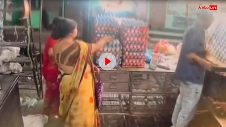 Mumbai Woman stole eggs shopkeeper caught her red handed cctv video goes viral Viral Video: गजब! दुकान से अंडा चुरा रही थी महिला, दुकानदार ने रंगे हाथ पकड़ा लिया, फिर जो हुआ...