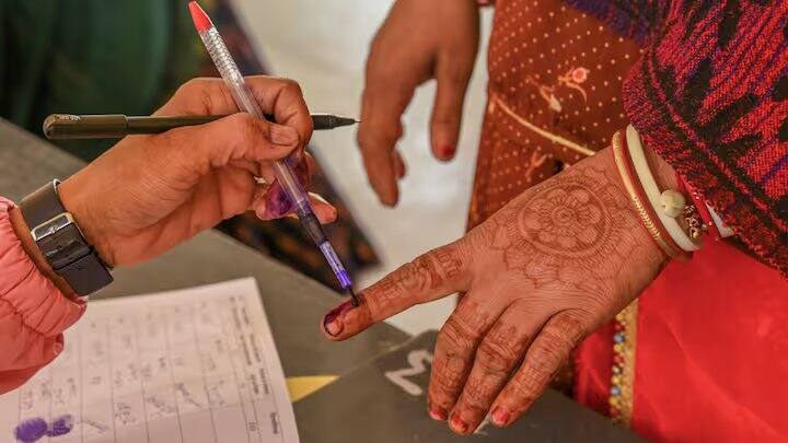 નોમિનેશન અને એફિડેવિટ સુવિધા પોર્ટલ દ્વારા સબમિટ કરી શકાય છે. આ સાથે, ઉમેદવારો આ એપ દ્વારા તેમની રેલીઓ અને સભાઓની પરવાનગી પણ લઈ શકે છે. આ ક્રમમાં ચૂંટણી પંચ 'મિથ વર્સિસ રિયાલિટી' વિશે પણ માહિતી શેર કરી રહ્યું છે. ચૂંટણી પંચનું કહેવું છે કે સોશિયલ મીડિયા પર આવી રહેલી ખોટી માહિતી વિશે લોકોને જાગૃત કરવા માટે આ પગલાં લેવામાં આવી રહ્યા છે.