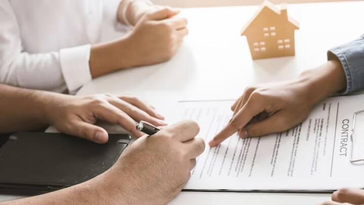 अगर आपने किसी को फ्लैट रेंट पर दिया है. और रेंट एग्रीमेंट नहीं बनवाया. तो फिर अगर किराएदार आपके फ्लैट में कुछ तोड़ फोड़ कर दे तो आप उससे हर्जाना नहीं मांग सकते.