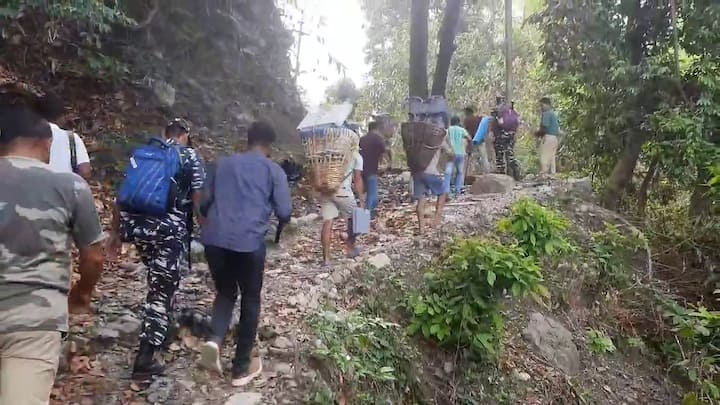 যত দুর্গম এলাকাই হোক না কেন, ঠিক সময়ে সেখানে ভোটগ্রহণের কাজ করাতে পৌঁছে যান আমাদের দেশের ভোটকর্মীরা।