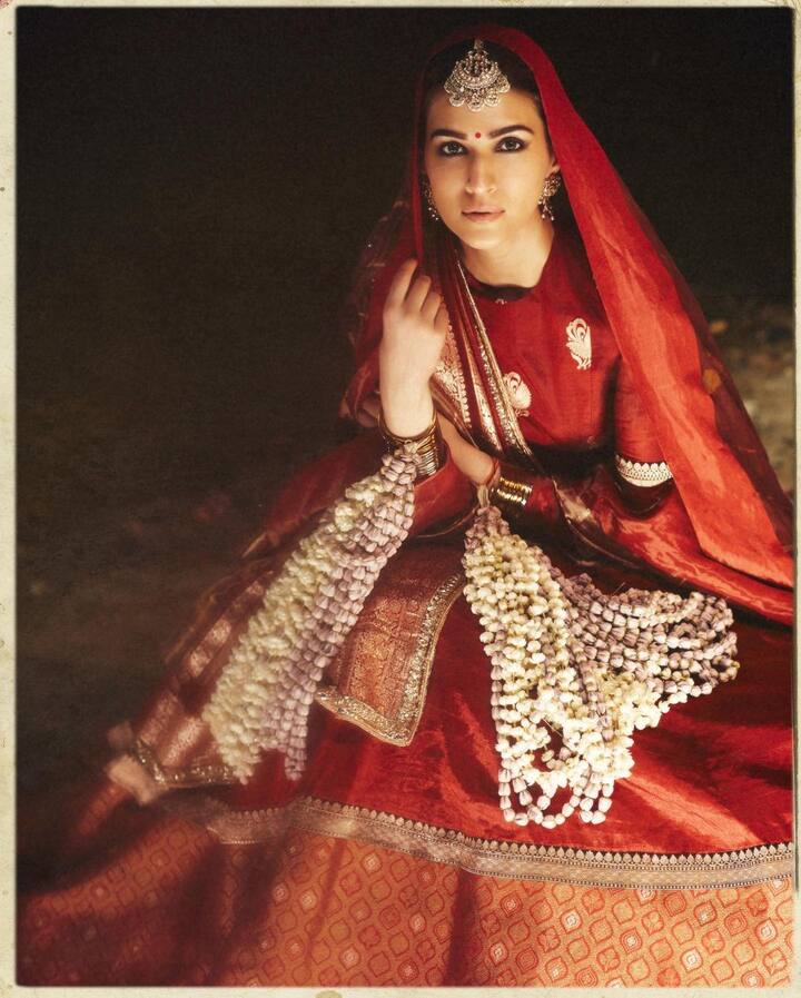 શોની ઝલક આપતાં કૃતિએ ઈન્સ્ટાગ્રામ પર ફોટોઝ શેર કર્યા છે. ફોટામાં, 'બરેલી કી બરફી' અભિનેત્રી લાલ લહેંગામાં જોઈ શકાય છે.