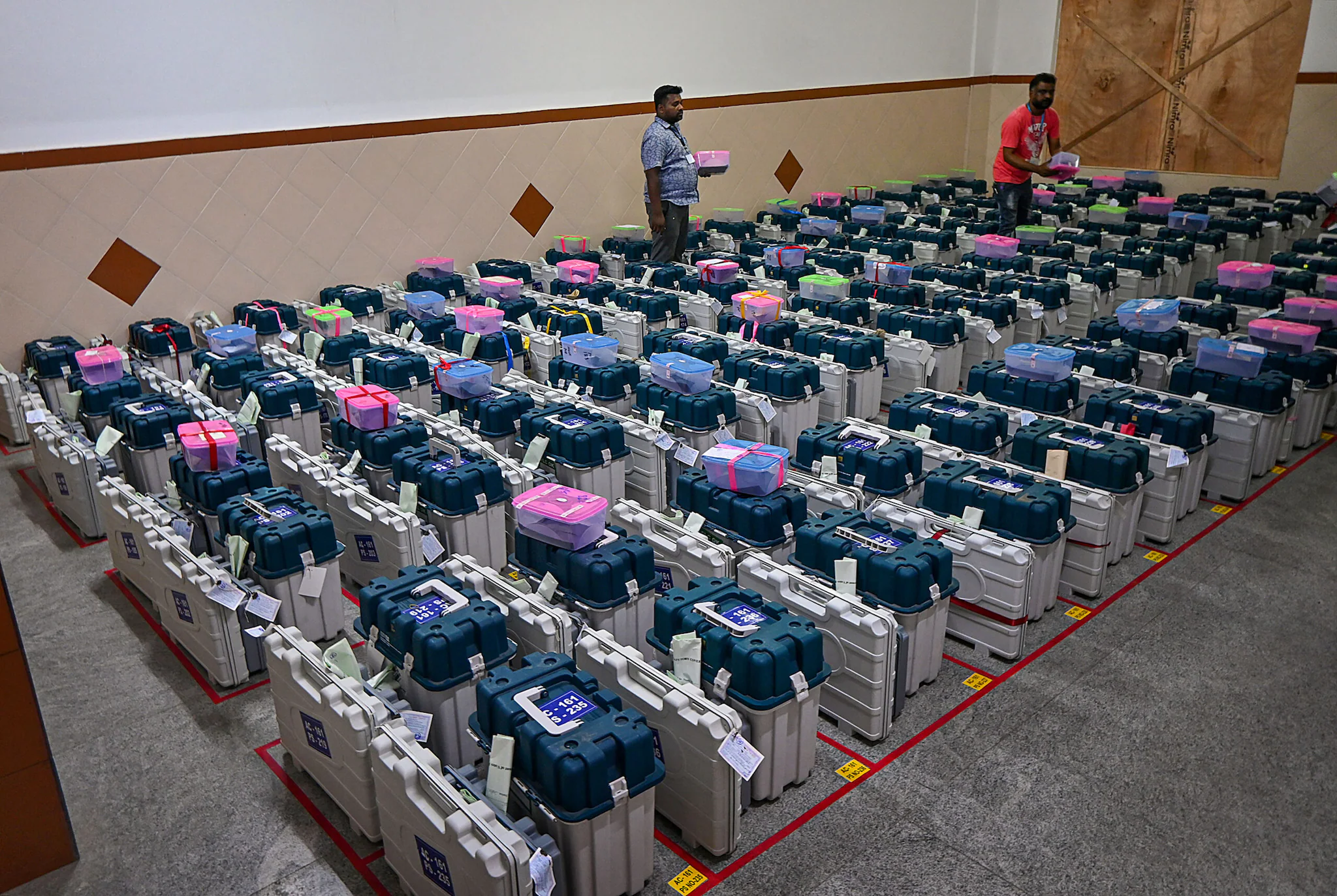 How EVM strong-rooms are secured as per the Election Commission Strong Room: ਜਿਸ ਕਮਰੇ 'ਚ ਰੱਖੀ ਜਾਂਦੀ ਹੈ EVM ਉਸ ਨੂੰ ਕਿਉਂ ਕਿਹਾ ਜਾਂਦਾ ਹੈ ਸਟ੍ਰਾਂਗ ਰੂਮ?