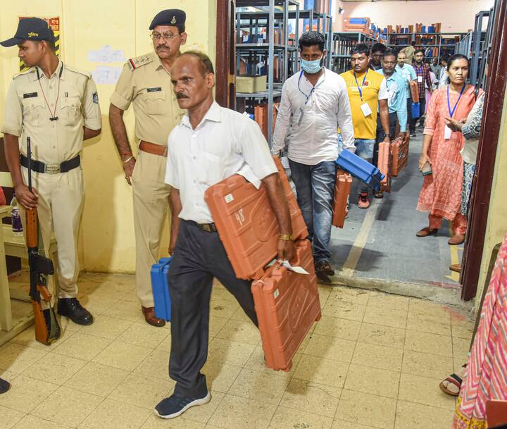 वहीं रिजर्व में रखे गए मतदान कर्मचारी प्रतम और द्वितीय के लिए 650 रुपए और मतदान कर्मचारी तृतीय के लिए 450 रुपए तय किए गए हैें.