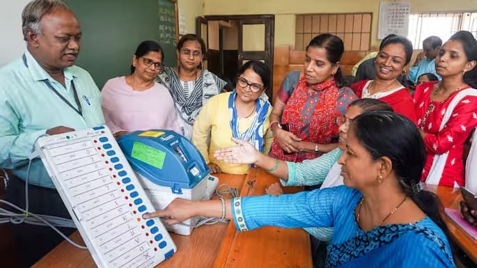 દેશમાં એવા કરોડો લોકો છે જે મતદાનને પોતાની સૌથી મોટી ફરજ માને છે. આ જ કારણ છે કે લોકો મતદાન કરવા માટે સવારે સાત વાગ્યાથી જ લાઈનોમાં ઉભા થઈ જાય છે.