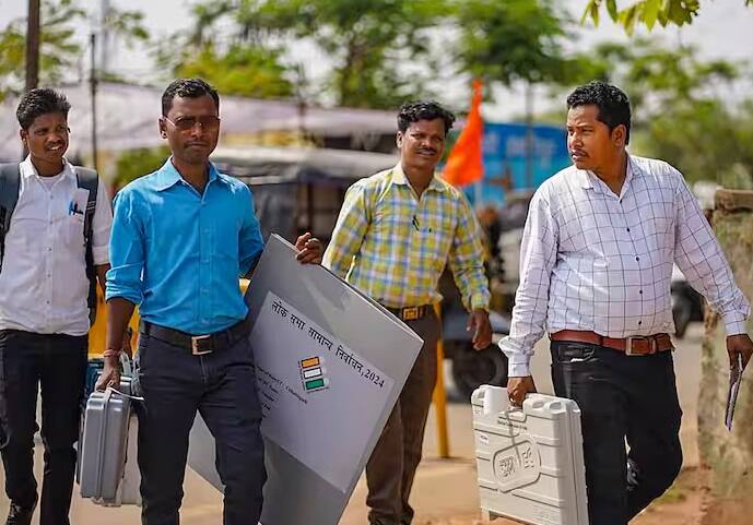 VVPAT મશીન પણ EVMની બાજુમાં રાખવામાં આવ્યું છે. આ મશીન દ્વારા જાણી શકાય છે કે તમે જે પાર્ટીને વોટ આપ્યો છે તેને વોટ મળ્યો છે કે નહી.જ્યારે પણ તમે EVM બટન દબાવો VVPAT પર છપાયેલી સ્લિપને તપાસો જો કોઈ અન્ય ચૂંટણી પ્રતીકની સ્લિપ દેખાય તો તરત જ ચૂંટણી અધિકારીને ફરિયાદ કરો.