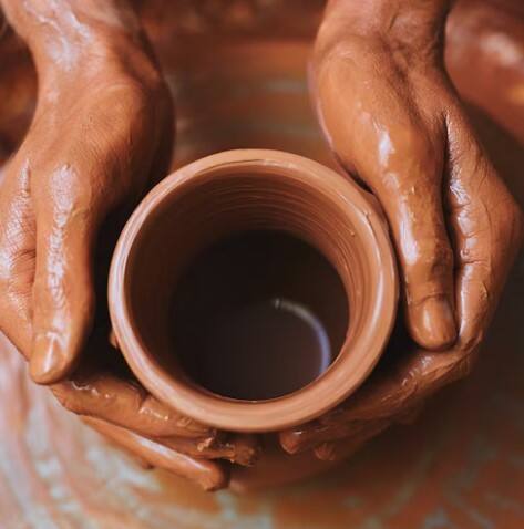 ਫਰਿੱਜ ਦੇ ਪਾਣੀ ਦੇ ਮੁਕਾਬਲੇ ਘੜੇ ਦਾ ਪਾਣੀ ਪੀਣ ਨਾਲ ਤੁਹਾਨੂੰ ਤਾਜ਼ਗੀ ਮਿਲਦੀ ਹੈ ਅਤੇ ਇਹ ਸਿਹਤ ਲਈ ਵੀ ਬਿਹਤਰ ਹੈ। ਜੇਕਰ ਤੁਸੀਂ ਸਹੀ ਘੜੇ ਦੀ ਚੋਣ ਨਹੀਂ ਕਰਦੇ ਤਾਂ ਇਹ ਤੁਹਾਡੀ ਸਿਹਤ ਲਈ ਹਾਨੀਕਾਰਕ ਹੋ ਸਕਦਾ ਹੈ। ਇੱਥੇ ਕੁਝ ਮਹੱਤਵਪੂਰਨ ਗੱਲਾਂ ਹਨ ਜੋ ਤੁਹਾਨੂੰ ਮਿੱਟੀ ਦਾ ਘੜਾ ਖਰੀਦਣ ਵੇਲੇ ਧਿਆਨ ਵਿੱਚ ਰੱਖਣੀਆਂ ਚਾਹੀਦੀਆਂ ਹਨ।