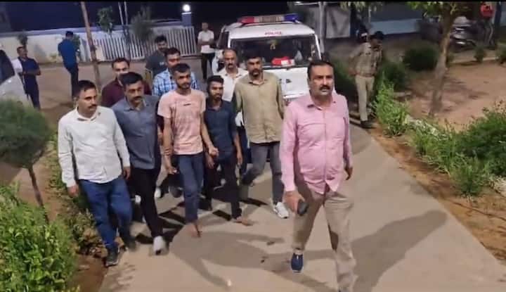 वहीं क्राइम ब्रांच के सूत्रों के मुताबिक आरोपियों को बताया गया था कि फायरिंग के बाद उन्हें बार- बार अपना ट्रांसपोर्ट मोड बदलते रहना है और जितना जल्दी हो सके मुंबई और महाराष्ट्र से बाहर निकल जाना है. इसलिए आरोपियों ने फायरिंग के तुरंत बाद बांद्रा के माउंट मेरी में ही अपनी मोटरसाइकिल छोड़ दी और वहां से ऑटो रिक्शा से बांद्रा स्टेशन पहुंचे थे. इसके बाद लोकल गाड़ी से सांताक्रुज और वहां से उतर कर टैक्सी से मुंबई अहमदाबाद हाईवे पर चिंचोटी तक टैक्सी से गए थे. फिर वहां से ट्रक से गुजरात में पहुंचे और फिर सूरत , अहमदाबाद. इसी तरह अलग - अलग सवारी बदलते हुए भुज पहुंच गए थे.