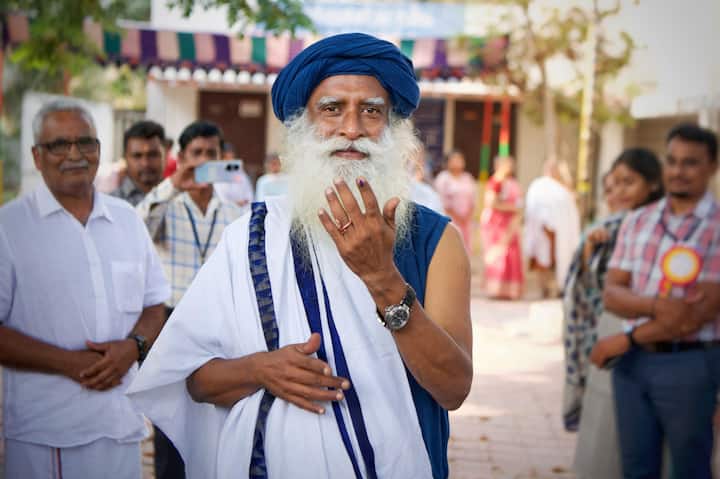 নিজের ভোটাধিকার প্রয়োগ করতে ভুললেন না সদগুরুও। আজ সকালে ভোট কেন্দ্রে গিয়ে নিজের ভোটাধিকার প্রয়োগ করতে দেখা যায় তাঁকে। বিশ্বের সবচেয়ে বড় গণতান্ত্রিক এই উৎসবে যোগ দিতে পেরে তিনি গর্বিত বলেও জানান। (ছবি সৌজন্য- পিটিআই)
