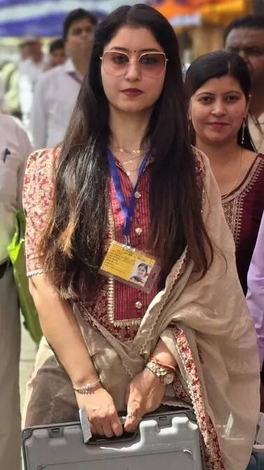 કોણ છે આ ગ્લેમરસ લુકવાળી પોલિંગ ઓફિસર