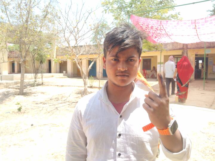 भरतपुर लोकसभा क्षेत्र में सभी मतदान केंद्रों पर पहली बार मतदान करने पहुंचे मतदाताओं को चुनाव आयोग के निर्देशों की पालना में मतदान अधिकारियों ने स्वागत किया और मतदान के पश्चात प्रमाण पत्र जारी कर उत्साहवर्धन किया.