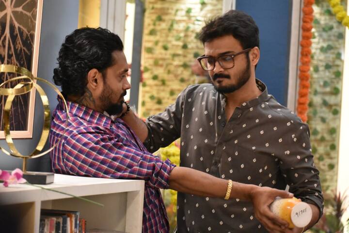 ধারাবাহিকের গল্প যত এগোতে থাকে ততই দেখা যায় তাঁরা কীভাবে নিজেদের জীবনের মানে খুঁজে পায়। ধারাবাহিকের গল্প অনুযায়ী, এখন তাঁরা একে অপরের সঙ্গে ঘর বেঁধেছেন।