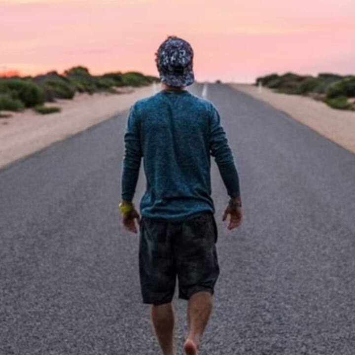 Backward Walking ਵੱਖ-ਵੱਖ ਮਾਸਪੇਸ਼ੀਆਂ ਦੀ ਵਰਤੋਂ ਕਰਦਾ ਹੈ, ਸਰੀਰ ਨੂੰ ਸੰਤੁਲਿਤ ਕਰਨ ਲਈ ਵਧੇਰੇ ਜਤਨ ਦੀ ਲੋੜ ਹੁੰਦੀ ਹੈ ਅਤੇ ਇਸ ਤਰ੍ਹਾਂ ਸੰਤੁਲਨ ਅਤੇ ਤਾਲਮੇਲ ਵਿੱਚ ਸੁਧਾਰ ਹੁੰਦਾ ਹੈ।