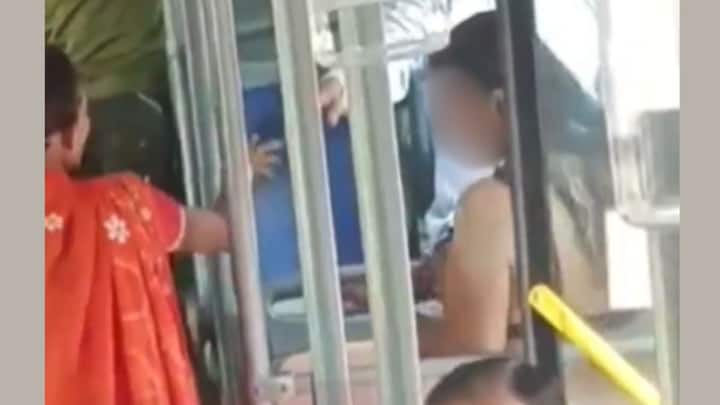 Woman Wearing Bikini Ride Delhi DTC Bus Viral Video People Reactions Delhi Bus Video: 'गर्मी ही इतनी हो रही है...', बस में बिकनी पहनकर चढ़ी महिला, लोगों ने यूं दिया रिएक्शन