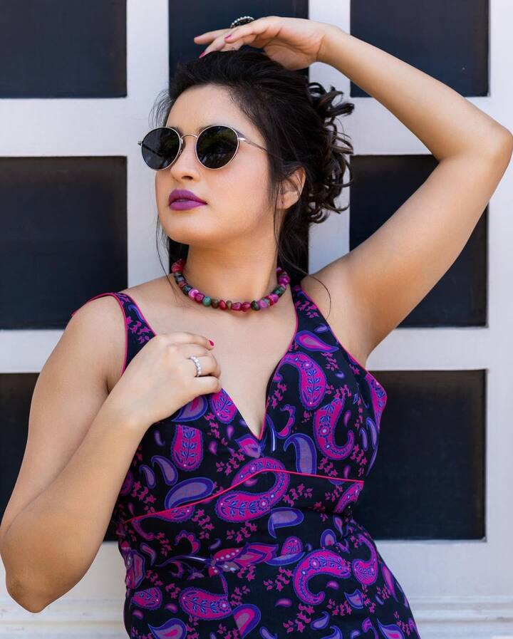 చాలా కాలంగా బుల్లితెరతో పాటు వెండితెరపై కనిపించినా పెద్దగా గుర్తింపు దక్కించుకోలేదు. Photo Credit: Rathika/Instagram