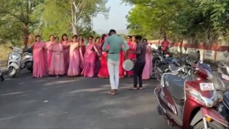 Lok Sabha Election 2024 Shahdol Seat Pink Booth Women Voters reachw with Dance on Dhol शहडोल लोकसभा सीट पर दिखा अभूतपूर्व उत्साह, पिंक बूथ पर गाजे-बाजे के साथ पहुंचीं महिला वोटर्स