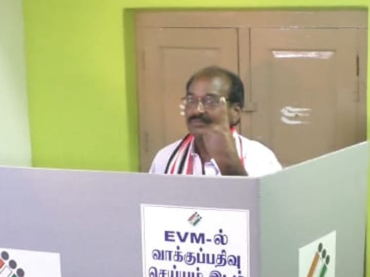 கரூர் அதிமுக வேட்பாளர் தங்கவேல்  தனது வாக்கை பதிவு செய்தார்