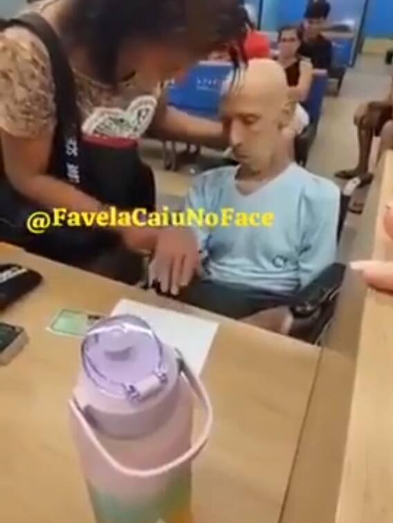 लाश लेकर लोन लेने पहुंची महिला, मचा हंगामा