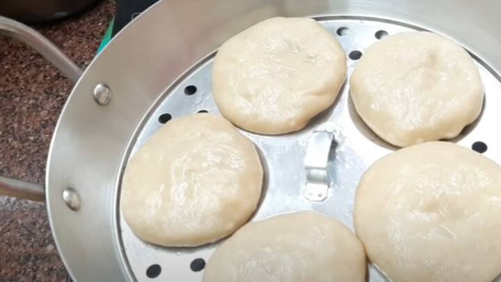 ஒரு கிண்ணத்தில் ஒரு கப் கோதுமை மாவு தேவையான அளவு உப்பு சேர்த்து கோதுமை மாவு பதத்தில் பிசைந்து கொள்ள வேண்டும்.இந்த உருண்டையின் மீது எண்ணெய் தடவி மூடி வைத்து விட வேண்டும்.