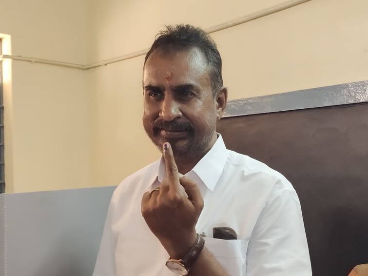 S.p. Velumani said that young voters will vote for admk and admk will win big இளம் வாக்காளர்கள் அதிமுகவிற்கே வாக்களிப்பார்கள், அதிமுக மகத்தான வெற்றி பெறும் - எஸ்.பி. வேலுமணி