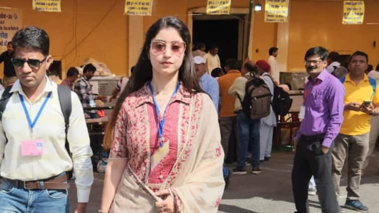 Lok Sabha Election 2024 Saharanpur UP Polling Agent Isha Arora React on Viral Video Says did not get time to watch यूपी में वोटिंग के दौरान छाया चुनावी ग्लैमर, पोलिंग ऑफिसर ईशा अरोड़ा ने वायरल वीडियो पर दी सफाई