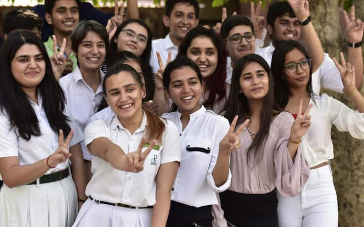 The toppers of this year's examination have been announced.  If we talk about last year's toppers, the first, second and third ranks were as follows.  Shreya Songi stood first, Saurabh Kumar Pal stood second, Deeksha Bharti and Deep Mitra stood third.