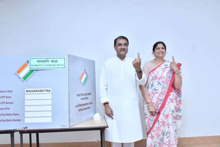 সস্ত্রীক ভোট দিলেন জাতীয়তাবাদী কংগ্রেস পার্টি বা এনসিপির অজিত পাওয়ার গোষ্ঠীর নেতা প্রফুল্ল প্যাটেল। (ছবি সৌজন্য-পিটিআই)