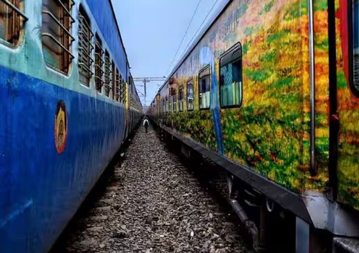 ਸ਼ਿਕਾਇਤ ਕਰਨ ਲਈ ਤੁਹਾਨੂੰ ਰੇਲ ਮਦਦ ਐਪ ਨੂੰ ਡਾਊਨਲੋਡ ਕਰਨਾ ਹੋਵੇਗਾ। ਤੁਸੀਂ ਇਸ ਐਪ ਰਾਹੀਂ ਹਰ ਤਰ੍ਹਾਂ ਦੀ ਸ਼ਿਕਾਇਤ ਕਰ ਸਕਦੇ ਹੋ। ਅਗਲੇ 10 ਤੋਂ 15 ਮਿੰਟਾਂ ਵਿੱਚ ਮਦਦ ਤੁਹਾਡੇ ਤੱਕ ਪਹੁੰਚ ਜਾਵੇਗੀ।