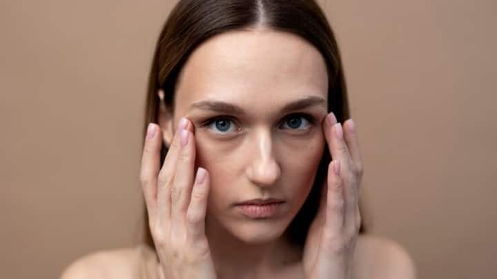 apply this things under the eyes and get relief from the dark circles Dark Circles: रात में सोने से पहले आंखों के नीचे लगा ले यह चीज, डार्क सर्कल की परेशानी से एक हफ्ते में मिलेगी राहत!