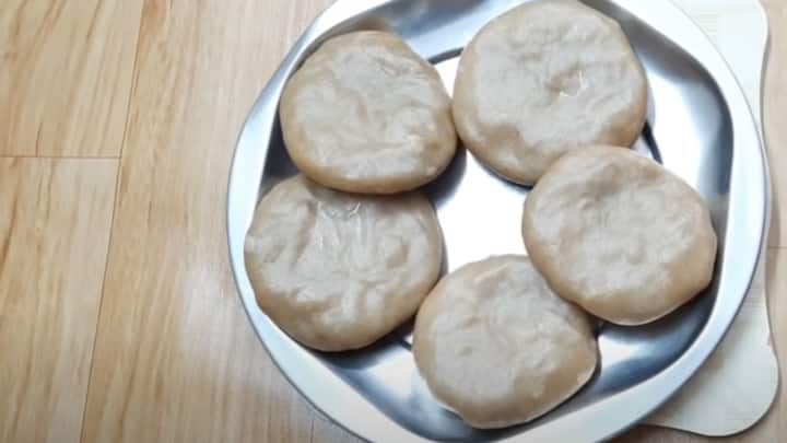 இதனுடன் சிறிது மஞ்சள் தூள், அரை ஸ்பூன் தனி மிளகாய்த்தூள், கால் ஸ்பூன் கரம் மசாலா, சேர்த்து மசாலாவிற்கு தேவையான அளவு உப்பு சேர்த்து கிளறவும். இதனுடன் நறுக்கிய கொத்தமல்லி தழை சேர்த்து கிளறி விட்டு இறக்கவும்.