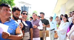 सीएम धामी ने खटीमा के नगरा तराई किया मतदान, लोगों से की वोट करने की अपील