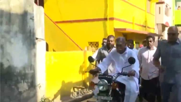 WATCH: Puducherry CM Rangasamy Arrives To Polling Booth On Motorcycle WATCH: Puducherry CM Rangasamy Arrives To Polling Booth On Motorcycle