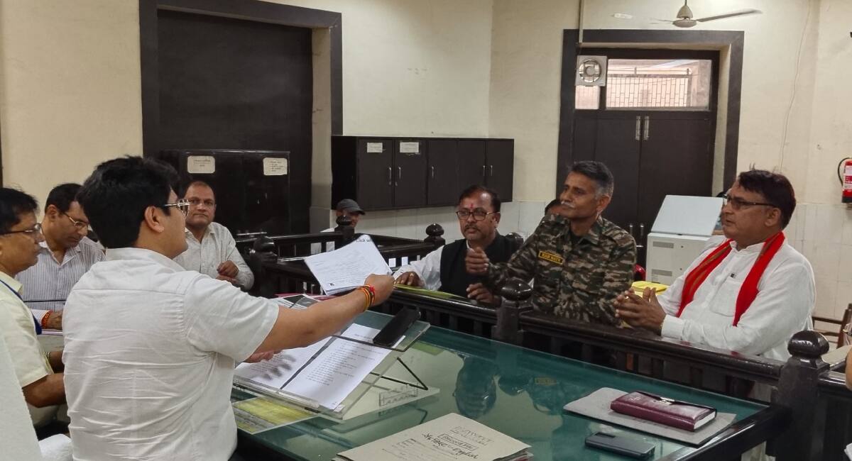 UP Lok Sabha Election 2024: आगरा में दावेदारों ने दिखाया दम, BJP, कांग्रेस और सपा उम्मीदवारों ने भरा पर्चा