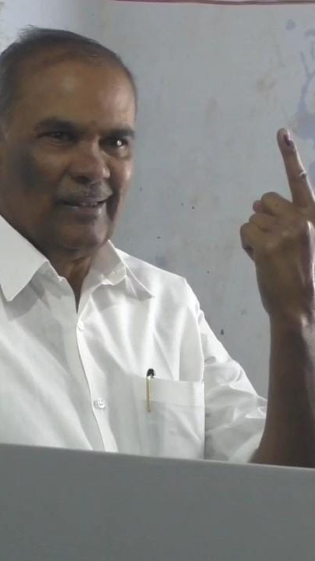 தமிழக சட்டப்பேரவை தலைவர் அப்பாவு நெல்லை TDTA தொடக்கப்பள்ளியில் தனது வாக்கினை பதிவு செய்தார்