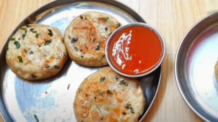 இதை இட்லி பாத்திரத்தில் வைத்து இட்லி அவிப்பது போல் அவித்து எடுத்துக் கொள்ளவும். 5 நிமிடம் வேக வைத்து எடுத்தால் போதும். இதை அப்படியே சாப்பிடலாம். எண்ணெயில் பொரித்து எடுத்து சாப்பிடலாம்.