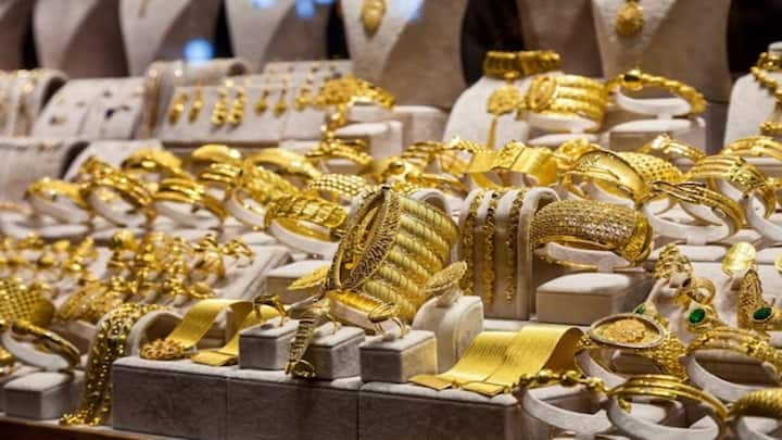 Gold Silver Price Dips at MCX on 19 April on 2024 check latest price of major cities Gold Silver Rate: जबरदस्त तेजी के बाद आज सस्ता हुआ सोना, चांदी के दाम भी गिरे, जानें ताजे भाव