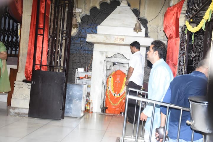मुकेश अंबानी के बर्थडे पर आकाश अंबानी ने बाबुलनाथ मंदिर में जाकर दर्शन किए. सोशल मीडिया पर फोटोज काफी वायरल हो रहे हैं.