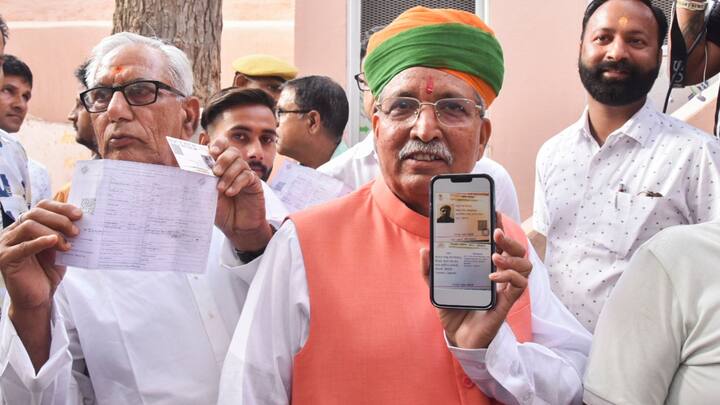 ভোট দিয়ে বুথের বাইরে বেরিয়ে এসে সাংবাদিকদের মুখোমুখি হন কেন্দ্রীয় মন্ত্রী অর্জুন রামওয়াল। যুব সম্প্রদায় ও মহিলাদের সবার কাছে সকাল সকাল এসে নিজেদের ভোটাধিকার প্রয়োগের জন্যও আবেদন করেন বর্ষীয়ান এই মন্ত্রী। (ছবি সৌজন্য-পিটিআই)