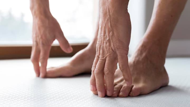 लिवर सिरोसिस की बीमारी में भी पैरों में सूजन होते हैं. जैसे-जैसे लिवर सिरोसिस बढ़ती है हाई ब्लड प्रेशर का कारण बनता है. लिवर सिरोसिस के कारण भी पैरों में सूजन बढ़ने लगता है.