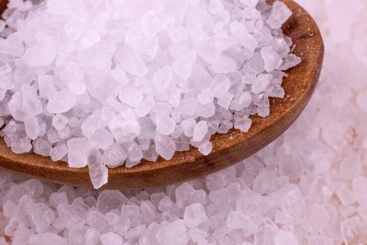 मिठाई बनाते वक्त आप मिश्री को पीसकर इसका इस्तेमाल कर सकते हैं. इसके अलावा दूध में चीनी की जगह आप मिश्री को मिलाकर पी सकते हैं. मिश्री का अत्यधिक सेवन मधुमेह जैसी बीमारियां खड़ी कर सकता है.