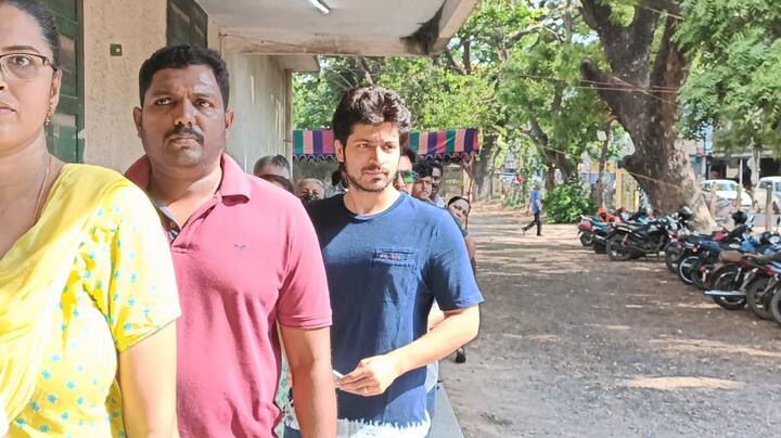 கோலிவுட்டின் சாக்லேட் பாய், ஹரிஷ் கல்யாண் வரிசையில் நின்று தன் கடமையை ஆற்றினார்.